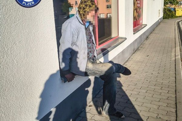 Postrach supermarketu. V Plzni otevřel láhev a vypil ji rovnou mezi regály