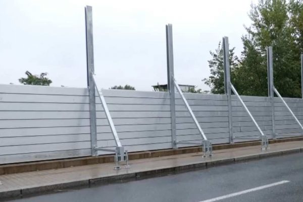 Praha modernizuje protipovodňovou ochranu: Mobilní hradidla nahradí pytle s pískem na Rašínově nábřeží