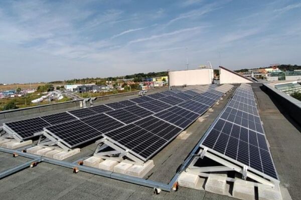 Praha sází na slunce: Solární elektrárny už napájí desítky městských budov