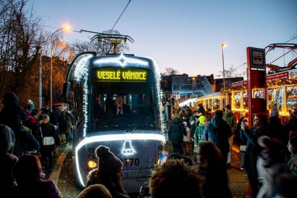 Prahou projíždí vánoční pohádka: Světelné tramvaje oslní až do Tří králů