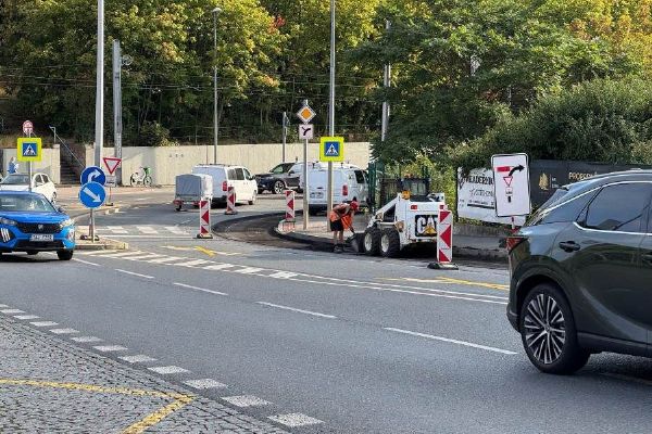 Radlická čeká omezení. Od dneška se opravuje asfalt, auta pojedou po tramvajových kolejích