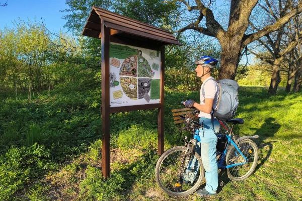 Říčanské muzeum obnovilo naučnou stezku Říčansko. Devět kilometrů, 18 zastavení a nová vizuální podoba