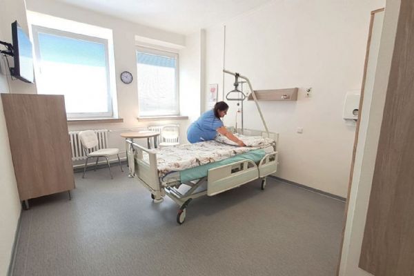 Rokycanská nemocnice modernizuje pokoje na chirurgii. Pacienti dostanou nové vybavení i televize