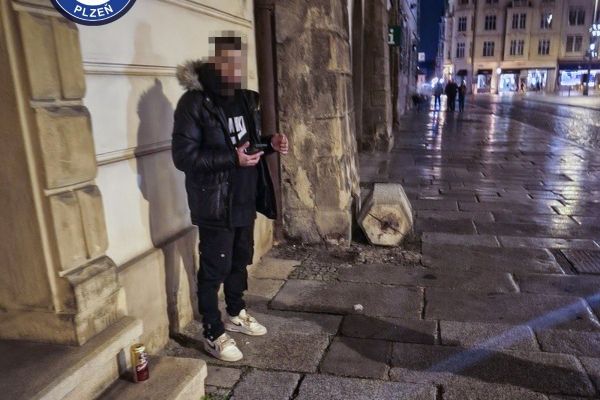 Rozkopl koš a rozbil vitrínu v centru Plzně, podcenil kamerový systém