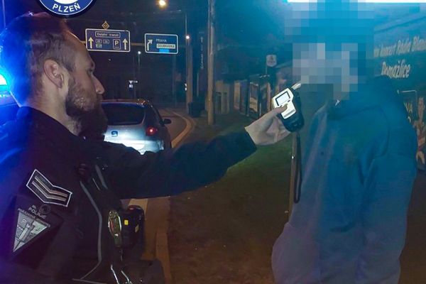 Rozvážel jídlo bez řidičáku. Strážníci v Plzni zastavili dva mladíky se zákazem řízení