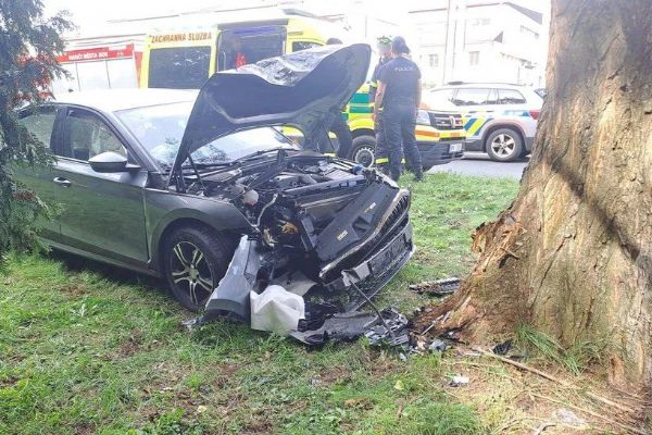 Senior v Boru vyjel ze silnice a narazil do stromu. Policie prověřuje i zdravotní potíže
