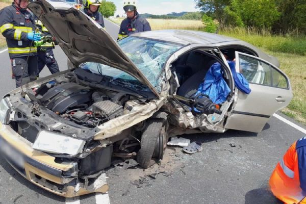 Šest zraněných po srážce dvou aut na Horažďovicku. Jednoho člověka vyprošťovali hasiči