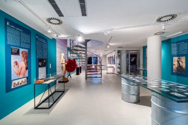 Tančící dům slaví 30 let, výstava připomíná jeho vznik i proměny