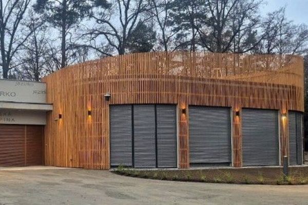 U Košuteckého jezírka vznikla nová dětská skupina, bufet nabízí k pronájmu