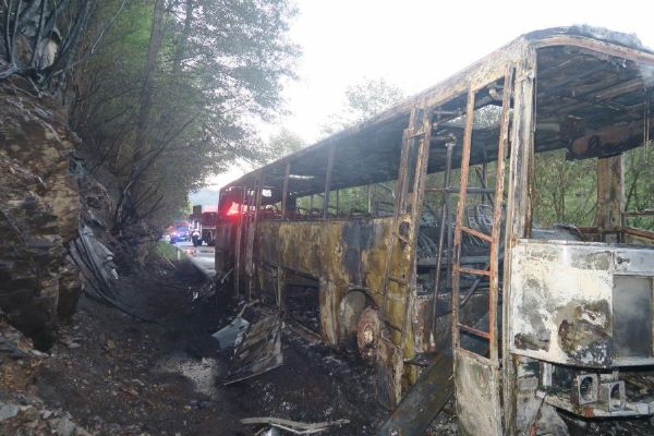 U Malšína se na silnici II/160 čelně srazil motocykl s autobusem. Motorkář zemřel, autobus shořel