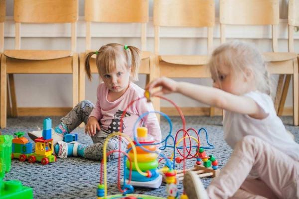 V jihočeských školkách ubývá dětí, základní a střední školy zůstávají stabilní