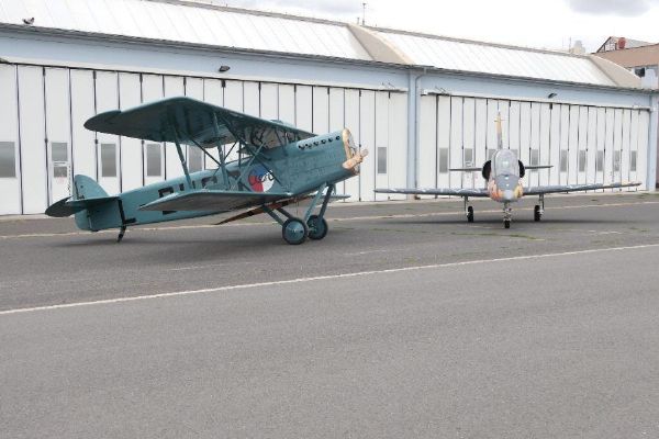 V Kbelích se setkaly dva letouny Aero. Ab-11 a L-39 Skyfox připomněly sto let českého letectví