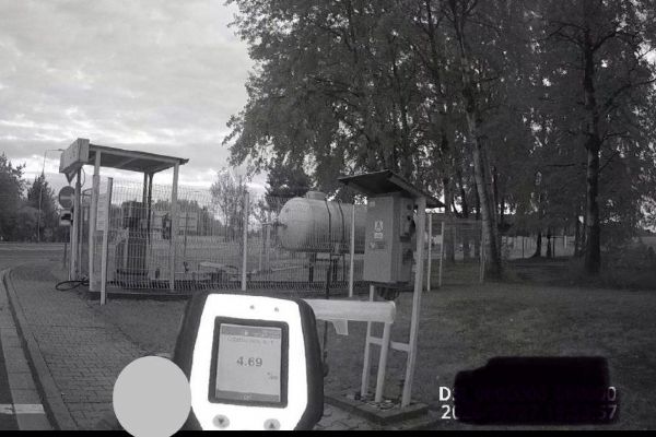 V Lišově policisté řešili řidiče s téměř pěti promile alkoholu. Po pádu na čerpací stanici zasahovali záchranáři