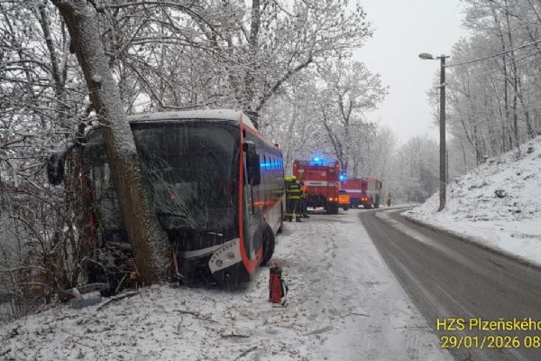 V Plzni na zledovatělé silnici narazil autobus do stromu