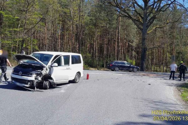 Vážná nehoda u Horní Břízy. Motorkář skončil v ohrožení života v nemocnici