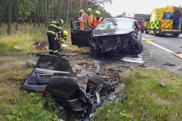 Vážná nehoda u Plzně - Hyundai narazil do betonové propusti