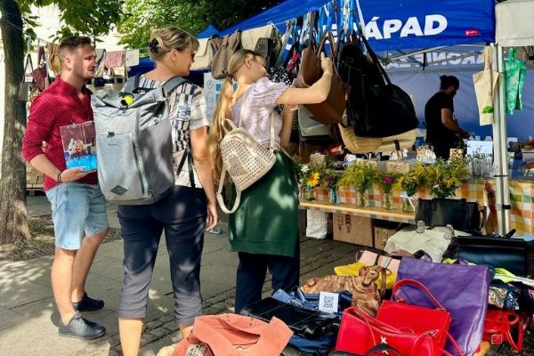 Více než 700 kabelek zaplní benefiční bazar v Plzni. Výtěžek pomůže dětem