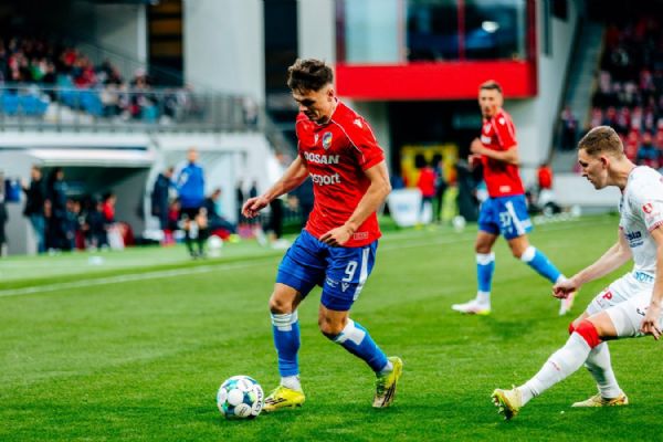 Viktoria doma padla s Pardubicemi. Oslavy výročí zhořkly po gólu Tanka a červené kartě