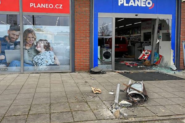 Policie pátrá po muži, který vjel kradeným autem do prodejny u Olympie, ukradl mobily i koloběžku