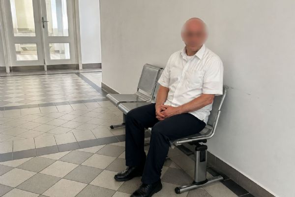 Zaútočil na plzeňské záchranáře bajonetem, před čepelí se zabarikádovali v pokojích