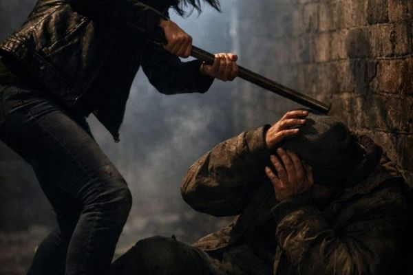 Žena podle obžaloby udeřila bezdomovce tyčí a vypíchla mu oko, hrozí jí deset let