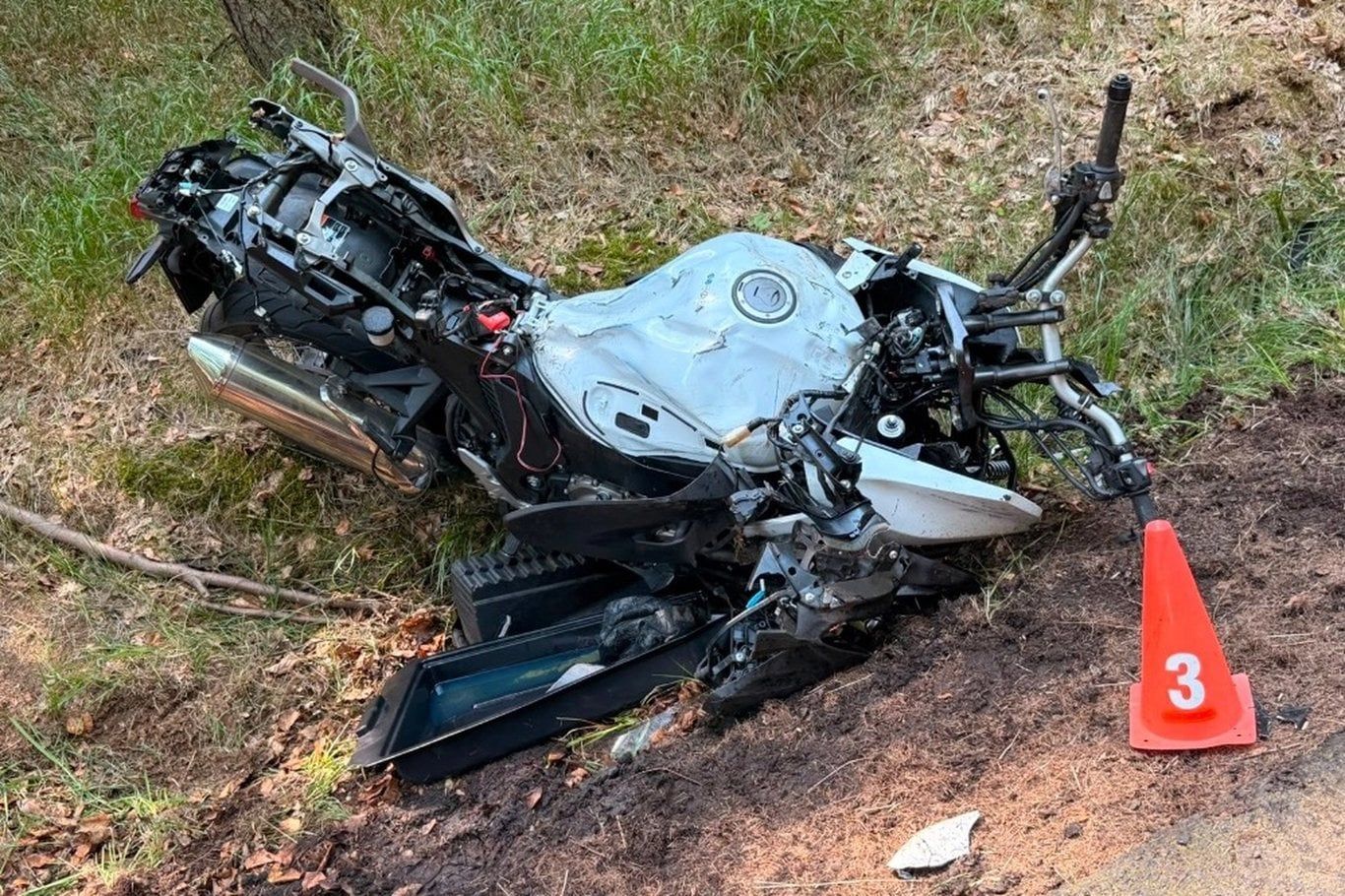 Smrtelná nehoda na II/191. Motorkářka zahynula mezi Rozelovem a Starým Smolivcem