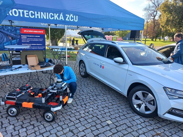 Plzeň ukázala v Praze technologie budoucnosti. Jeřáb z 3D tiskárny, autonomní řízení i rover pro Mars