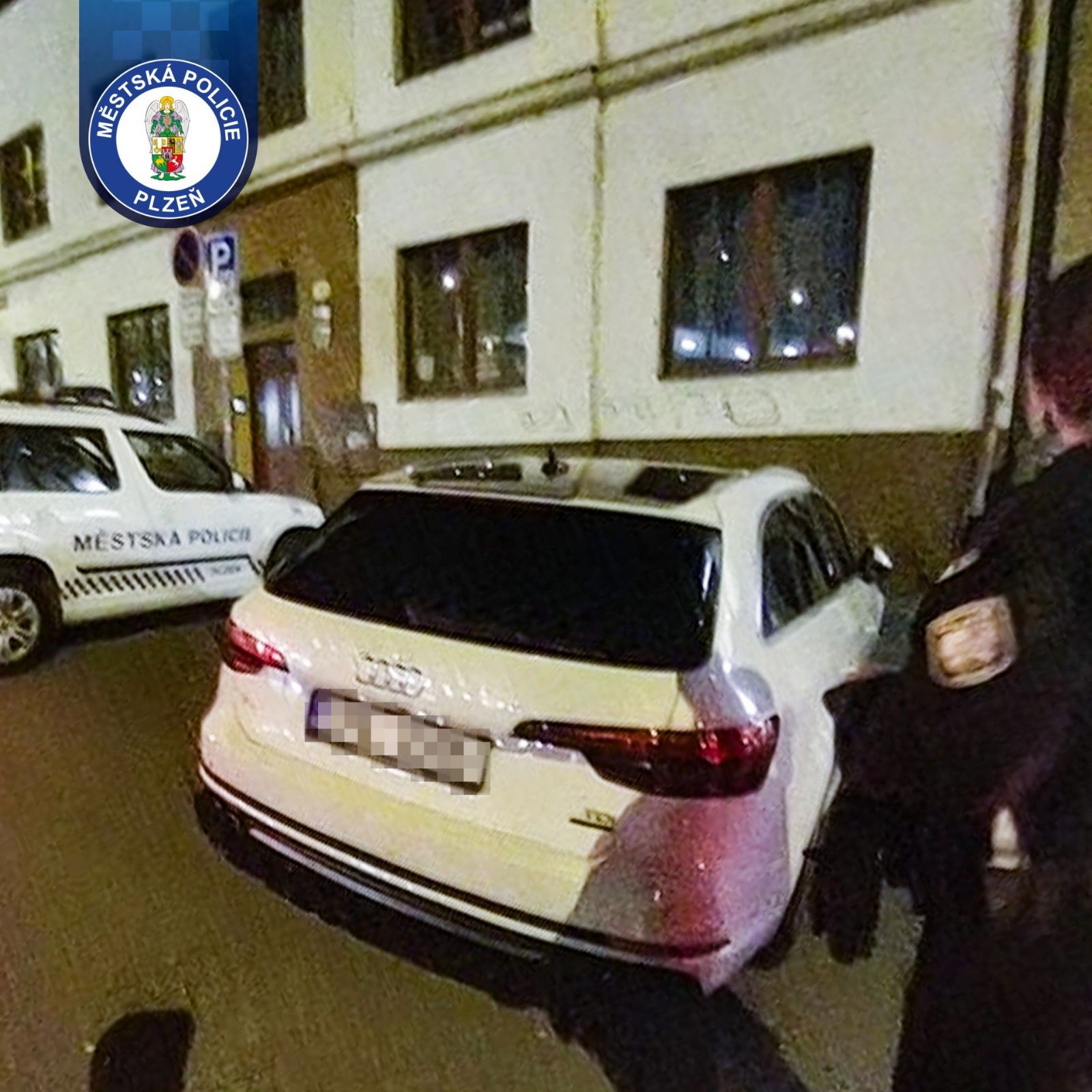 Audi v Plzni vrazilo při kontrole do obrubníku. Řidič nadýchal až 1,31 promile