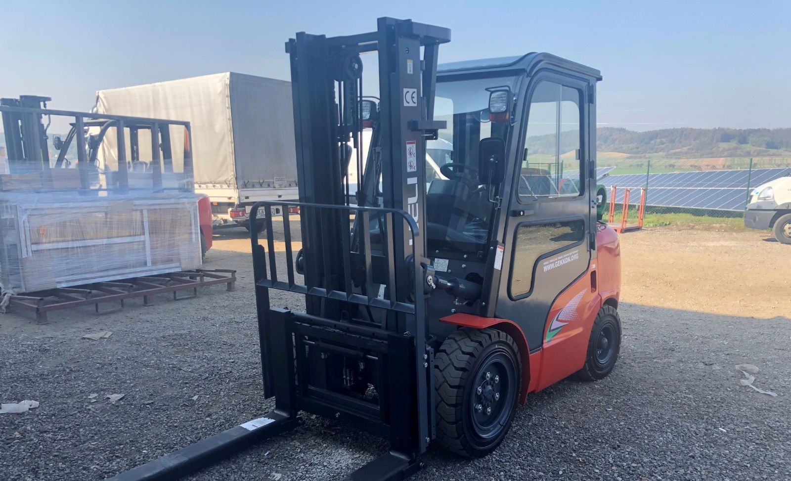 Na Tachovsku v Nové Hospodě srazil vysokozdvižný vozík pracovnici, skončila v nemocnici