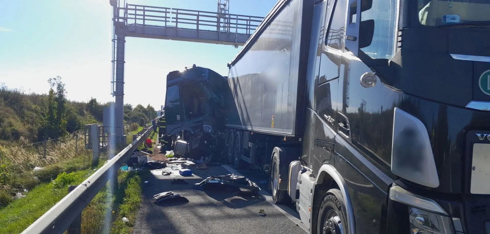 D5 u Mýta dnes odpoledne uzavřela nehoda dvou kamionů. Vážně zraněného řidiče odvezl vrtulník