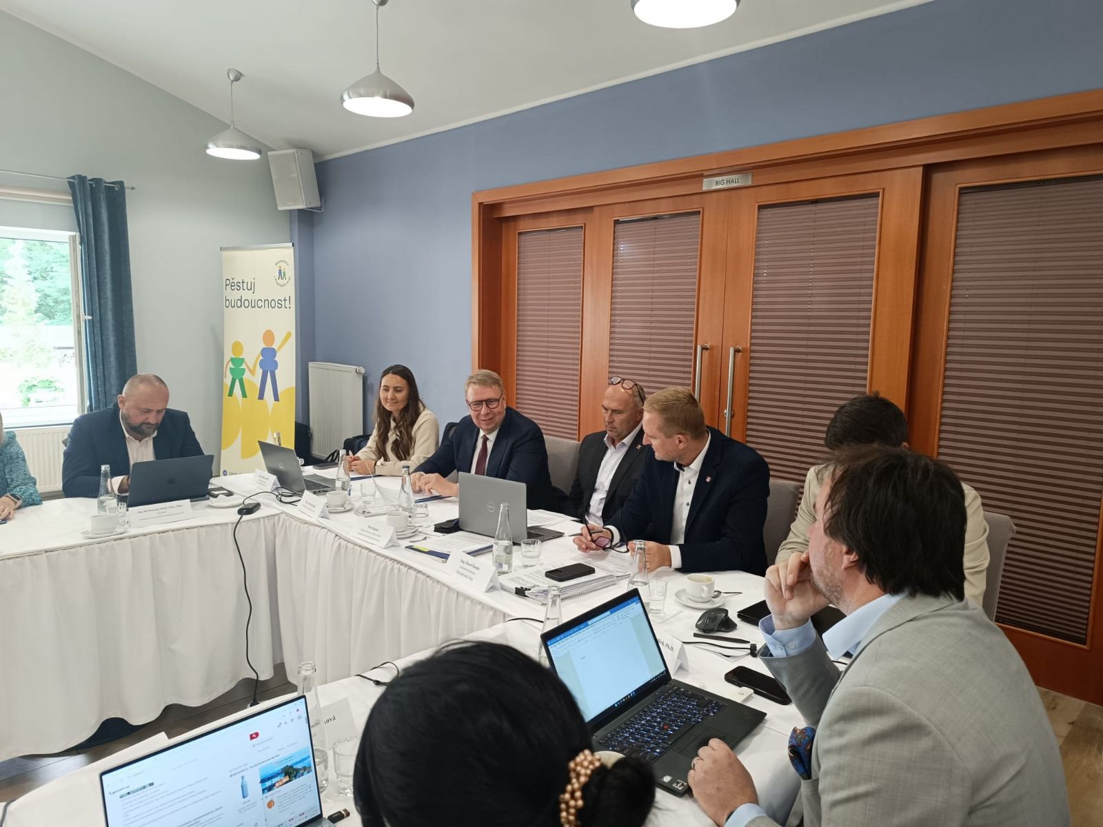 obrázek: Kraje varují před nedostatkem peněz na sociální služby. V Plzni jednaly s ministrem Juchelkou