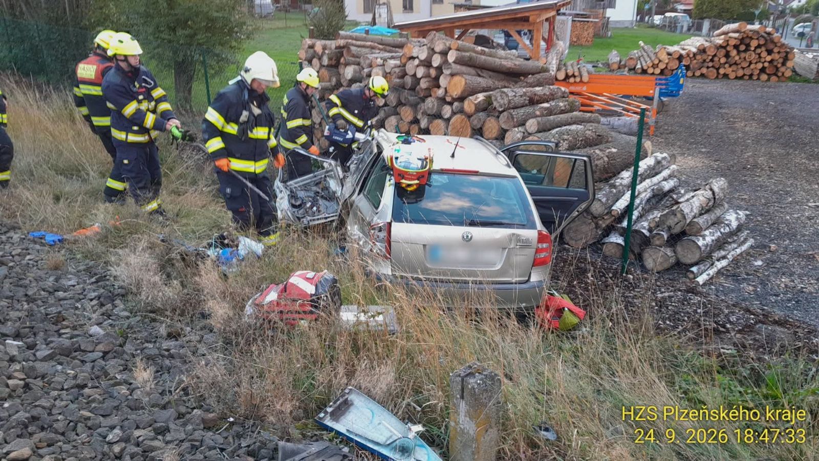U Stupna se srazilo auto s vlakem, zraněného transportoval vrtulník