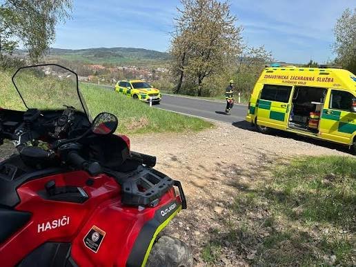 Nešťastná nehoda při výjezdu hasičů u Sušice. Čtyřkolka srazila otce s osmiletým synem