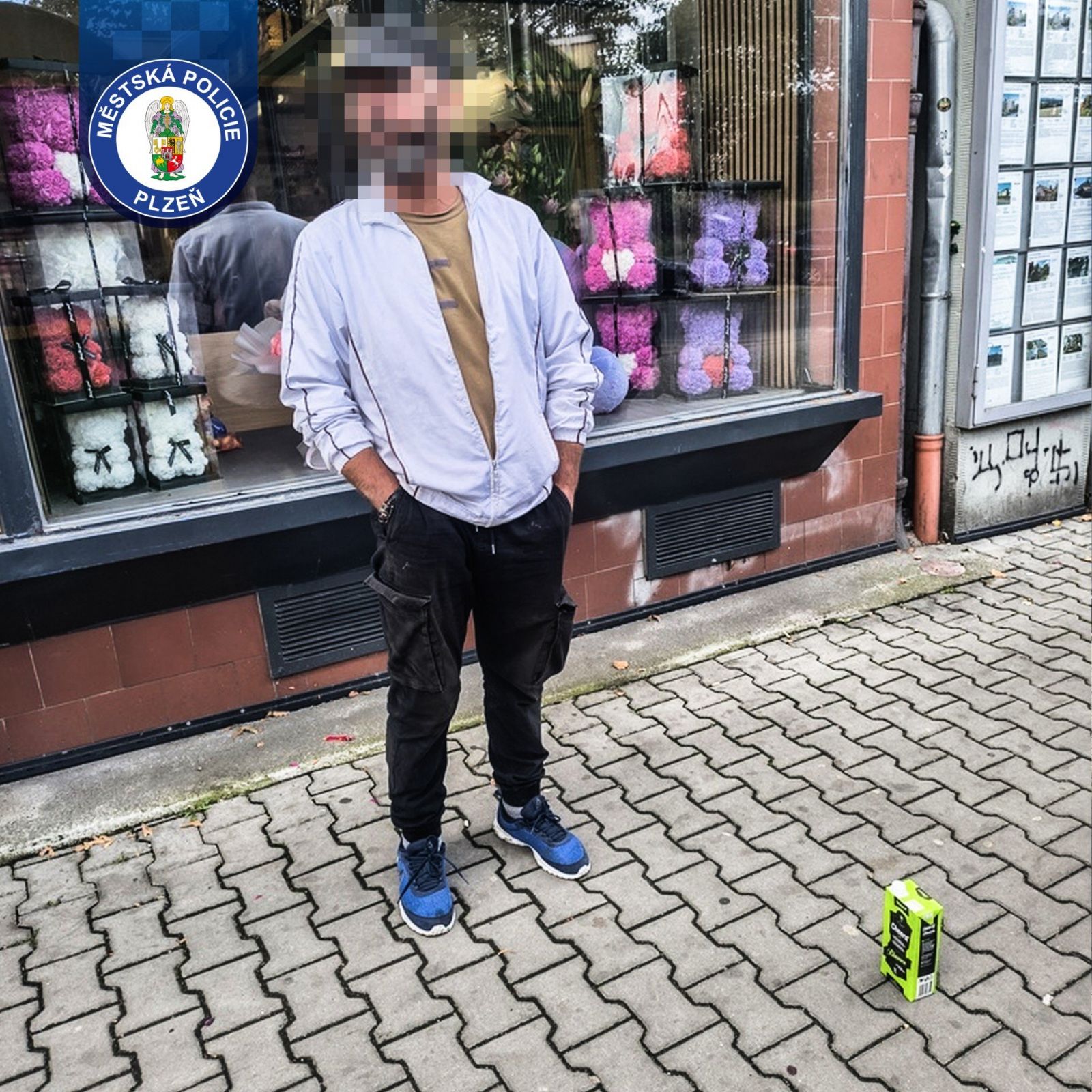 Muž v pátrání kradl v Plzni krabici vína. Před obchodem ho pak bránila skupina známých