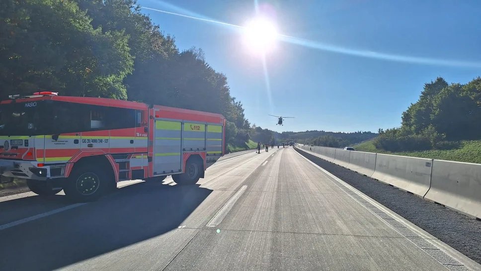 Vážná nehoda u Přimdy na D5, řidič vážně zraněn. Vrtulník přistál přímo na dálnici