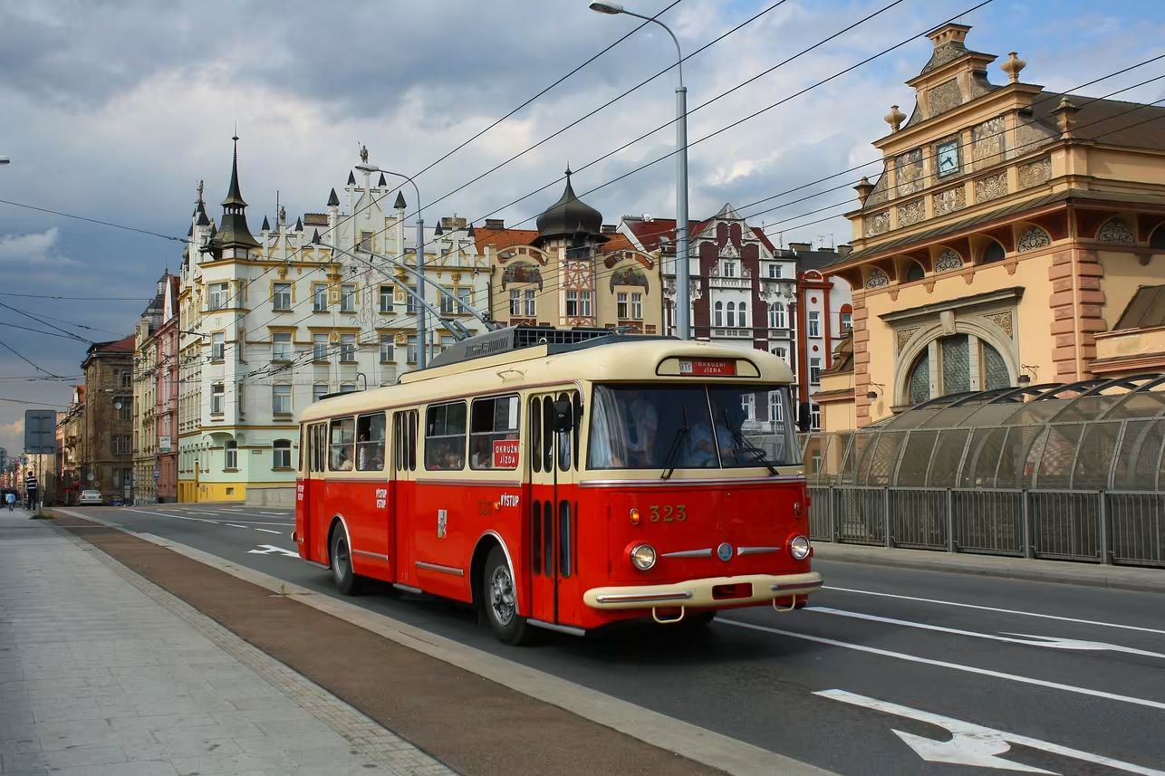 Zažijte sváteční Plzeň z oken legend! Do ulic dnes po roce opět vyjíždějí retro trolejbusy