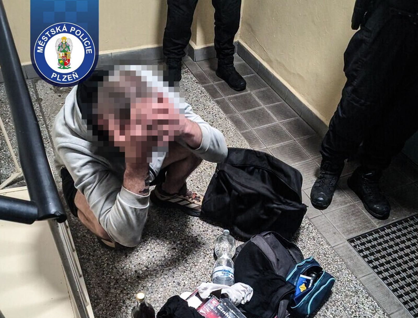 Muž vnikl do panelového domu v Sokolovské ulici. Obyvatel ho zavřel na balkoně