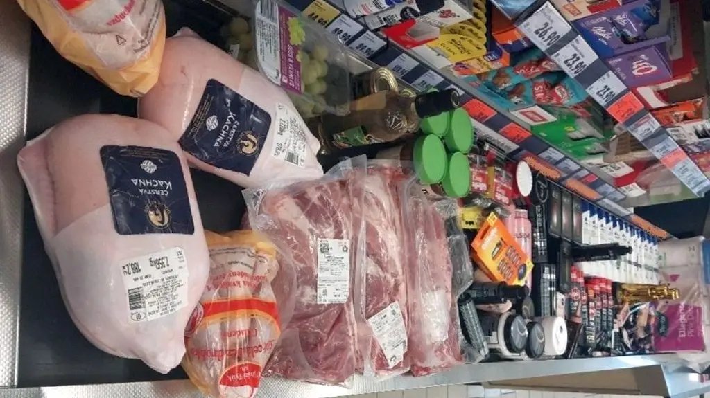 Nákup za 36 tisíc chtěl odvézt bez placení. Košík byl tak plný, že se zboží nevešlo ani pás  