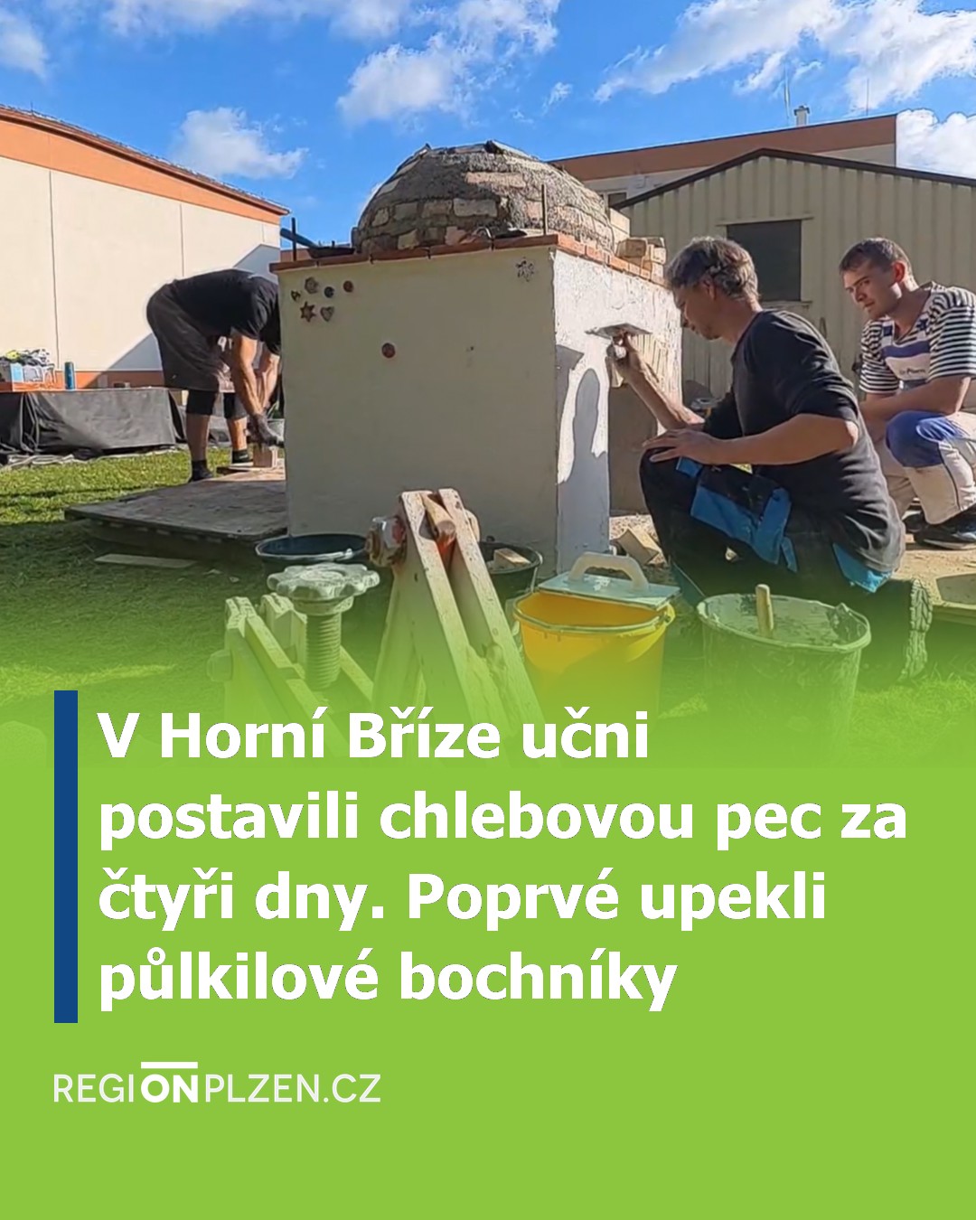 V Horní Bříze učni postavili chlebovou pec za čtyři dny. Poprvé upekli půlkilové bochníky