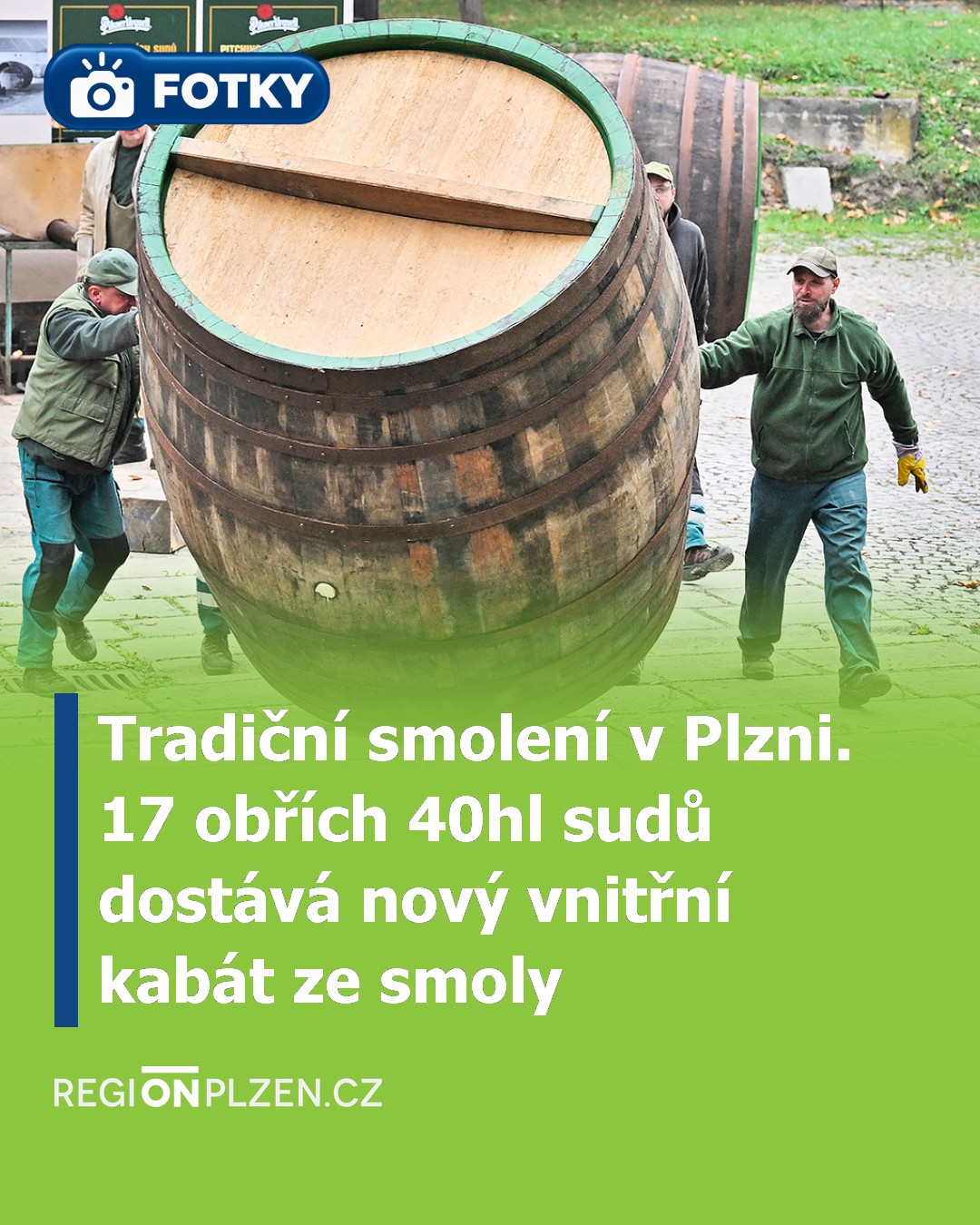 Tradiční smolení v Plzni. 17 obřích 40hl sudů dostává nový vnitřní kabát ze smoly