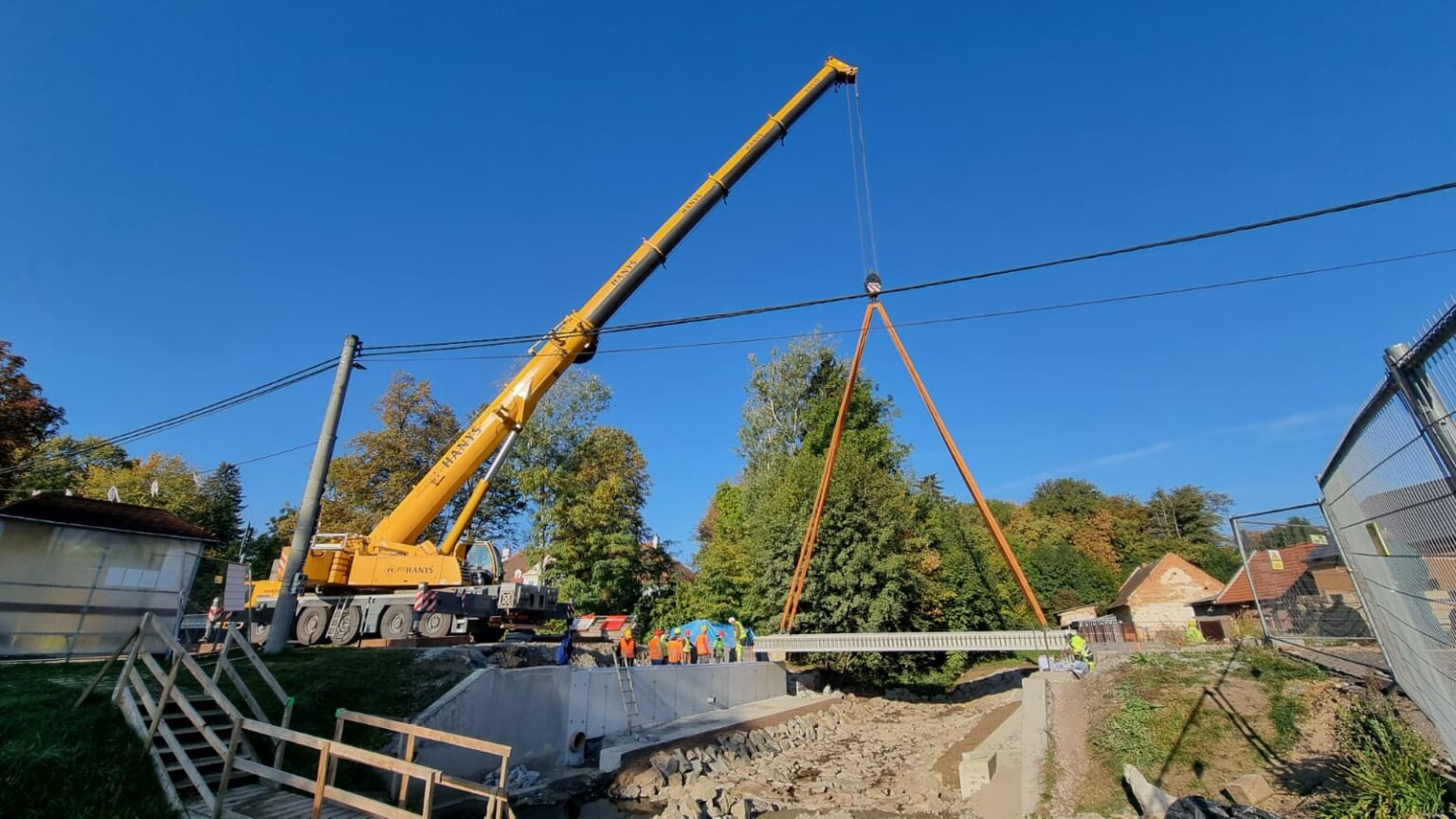 V Čeminech usadili nosníky nového mostu. Silnice II/180 má být průjezdná od prosince