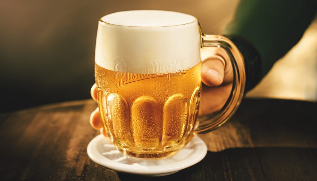 Pilsner Urquell slaví 184 let. Do hospod se vrací oblíbený nefiltrovaný ležák Nefiltr