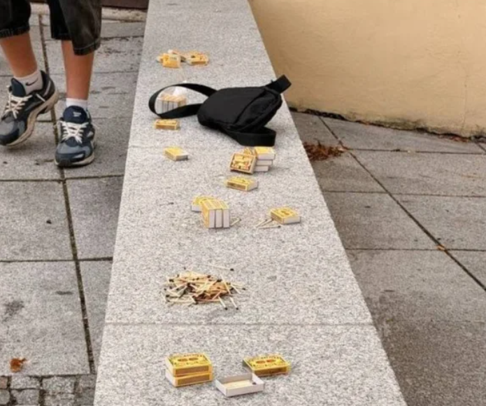 Nebezpečná hra školáků v Rokycanech. Zapalovali a rozhazovali sirky, zasáhli strážníci