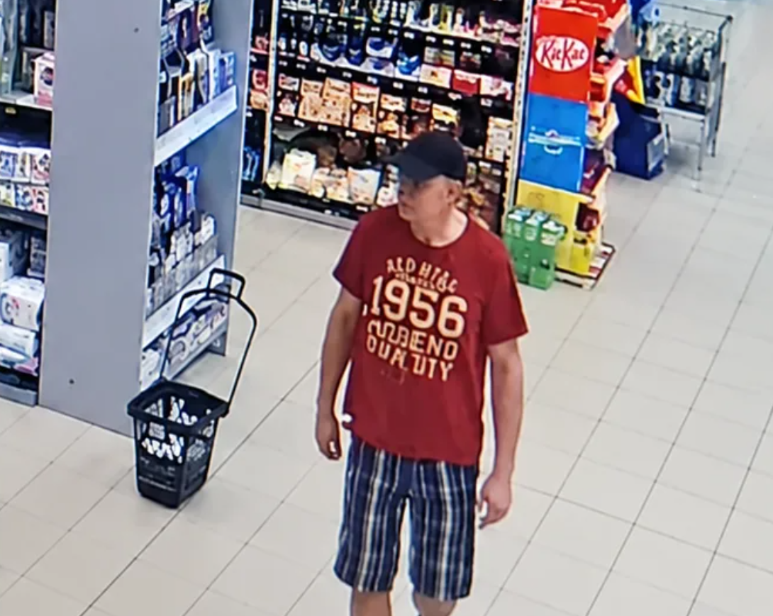 Zloděj v Plzni odjel na kole za 100 tisíc korun. Zachytily ho kamery, policie po něm pátrá