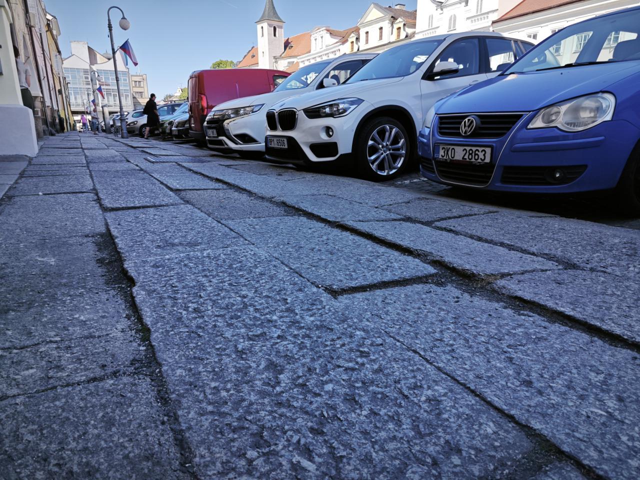 Domažlice opraví chodník na náměstí Míru, velkoplošná dlažba se bude přeskládávat