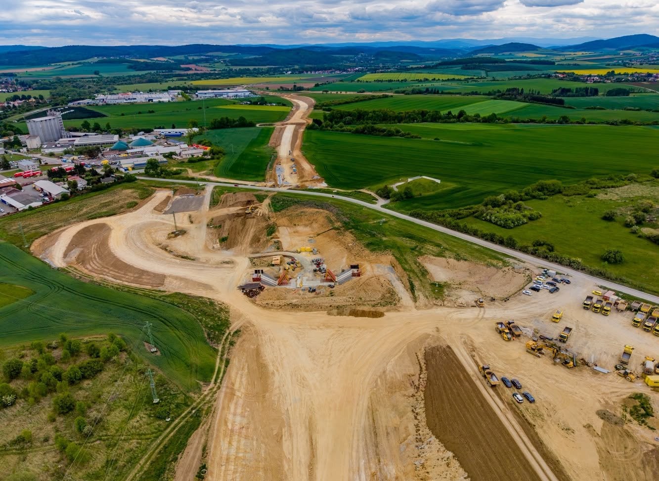 Obchvat Přeštic nabírá další zpoždění. Archeologické nálezy odsouvají otevření až na konec roku 2027