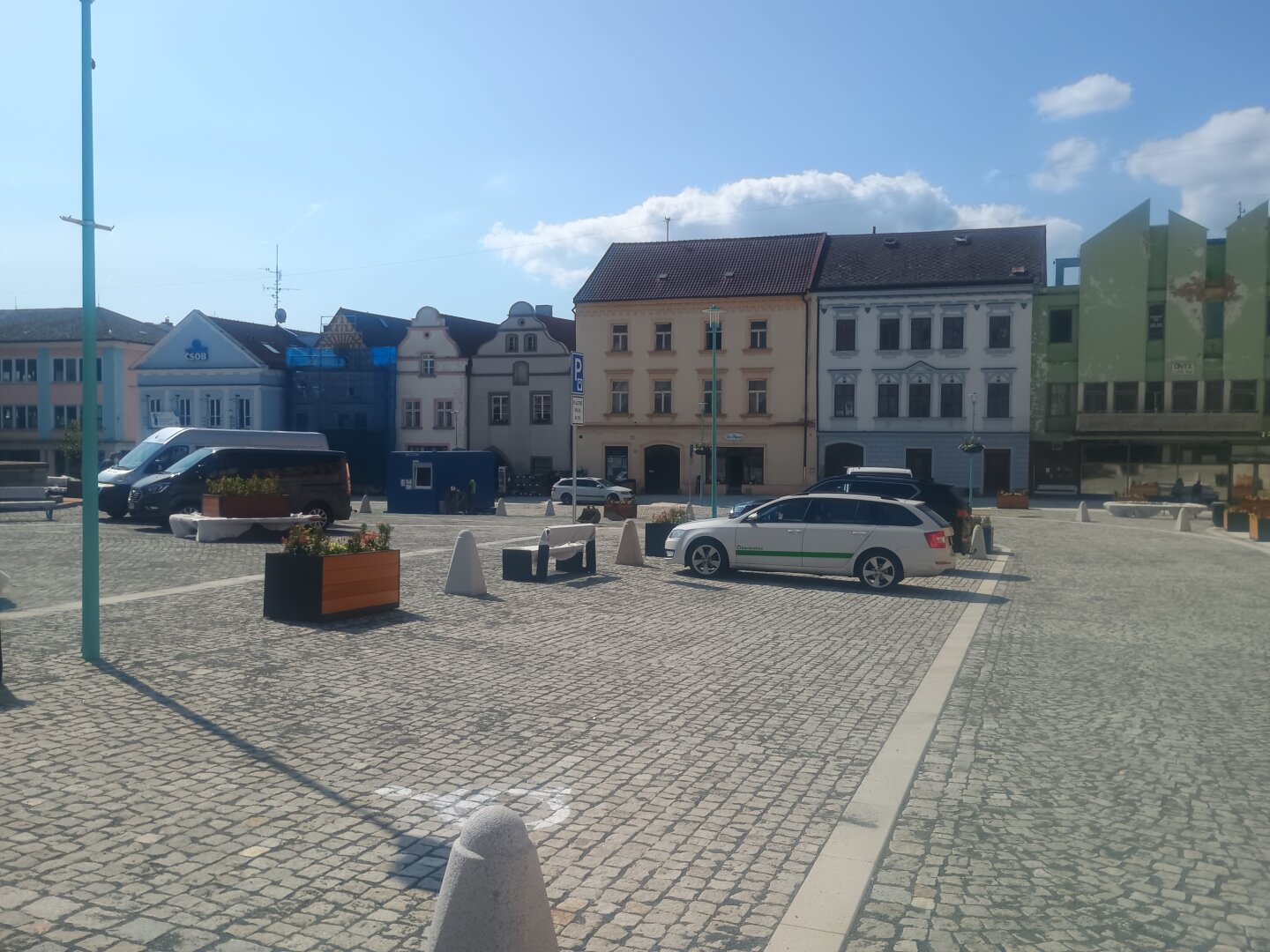 Tachov mění pravidla parkování v centru. U Mže jsou nově dvě hodiny zdarma, SMS platby končí