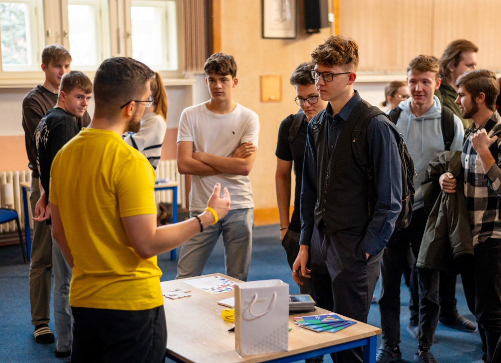 Vysokoškoláci vyrážejí za středoškoláky. Roadshow ZČU pomáhá s výběrem budoucího studia