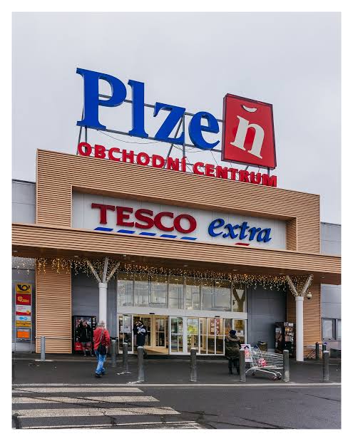 Tesco v Plzeňském kraji čeká velká změna. Osm prodejen může převzít řetězec Albert