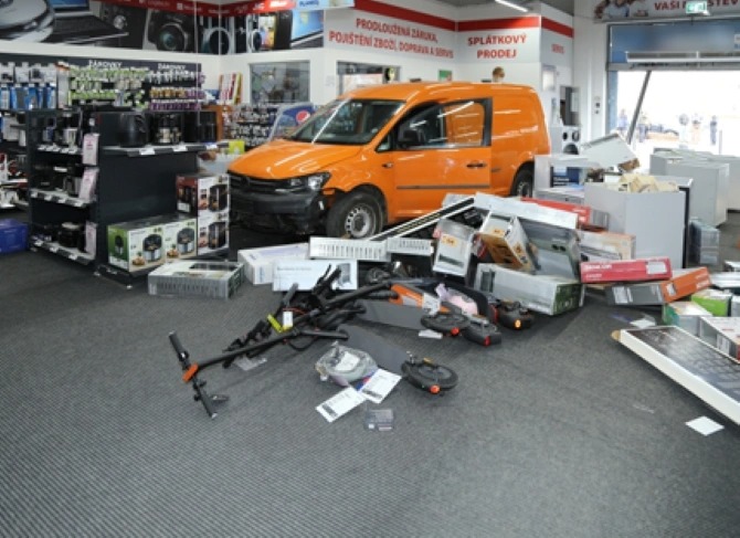 Kradl auta, vykrádal boxy, dokonce projel výlohou obchodu. Policie zadržela muže z Plzeňska